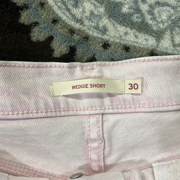Levi Women’s Light Pink Wedgie Cuffed Button Fly Denim Shorts Size 30 - Picture 6 of 7